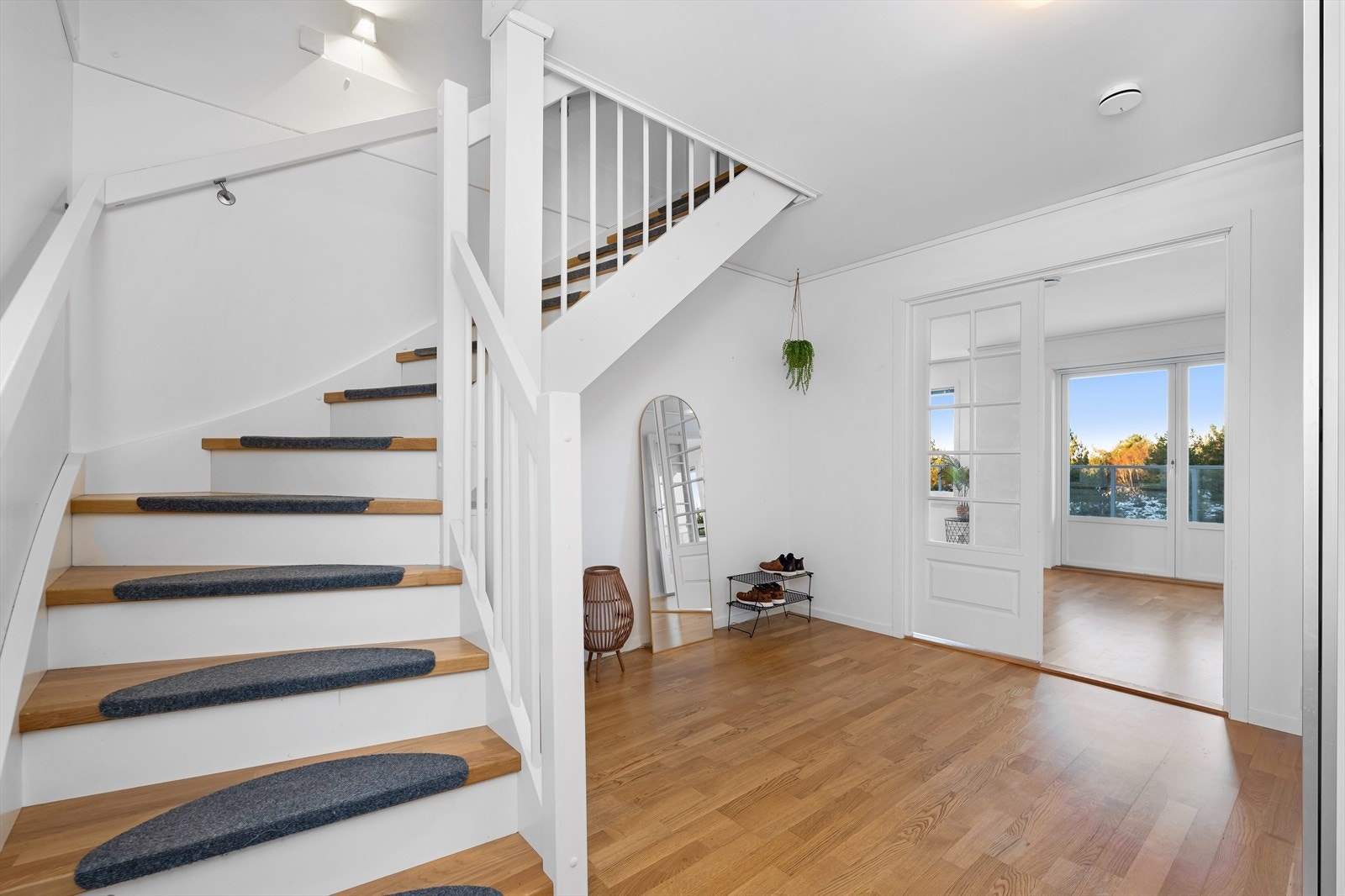 Her er det rikelig med plass til oppbevaring av klær og sko. Dobbeldør med glass til stuen. Galleribilde