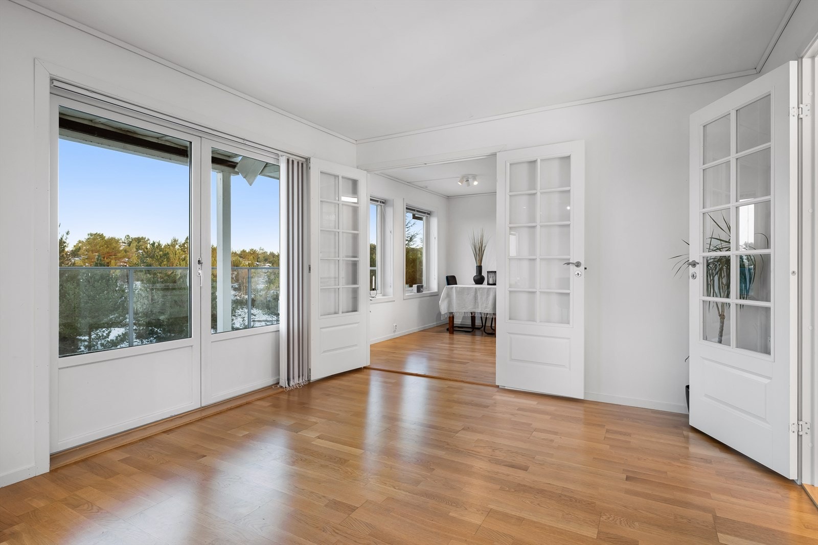 Fra stuen er det direkte utgang til en stor terrasse på ca. 60 m2. Galleribilde