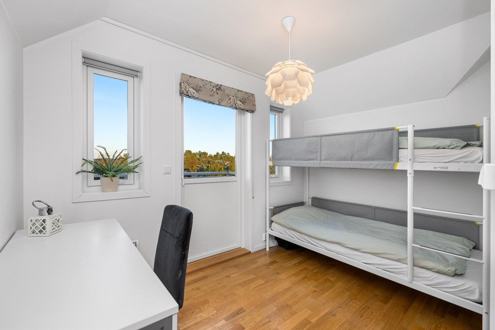 Det tredje soverommet er plassert i gavlen mot nordvest med egen solrik balkong. Galleribilde