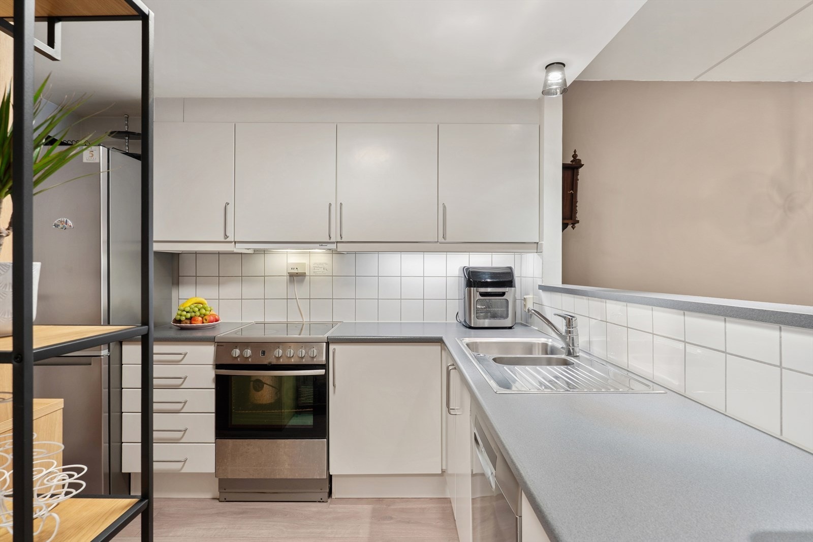 Det er god skap -og benkeplass på kjøkken. Galleribilde