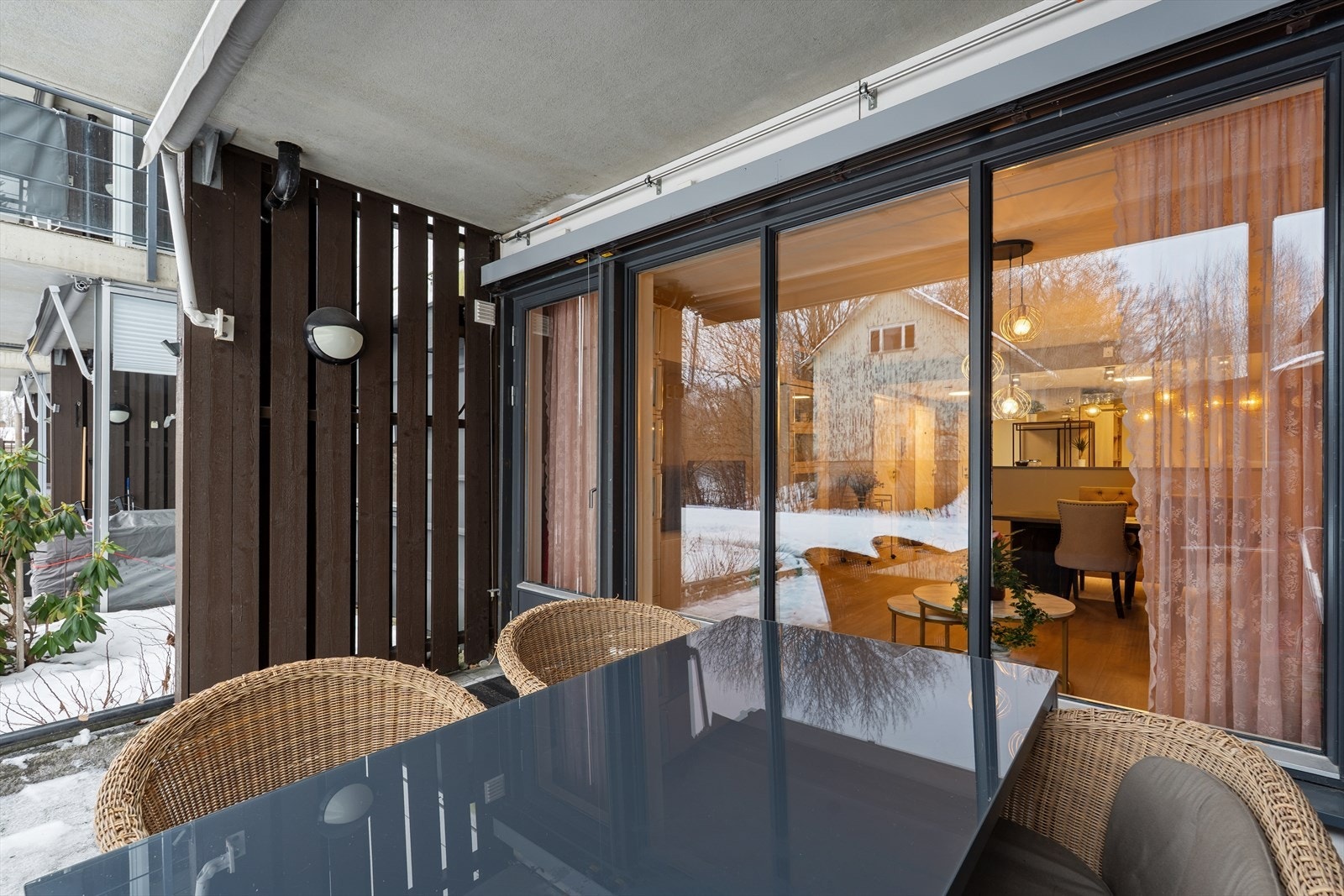 Leiligheten ligger midt i sentrum av Lierbyen med de aller fleste fasiliteter i umiddelbar nærhet. Galleribilde