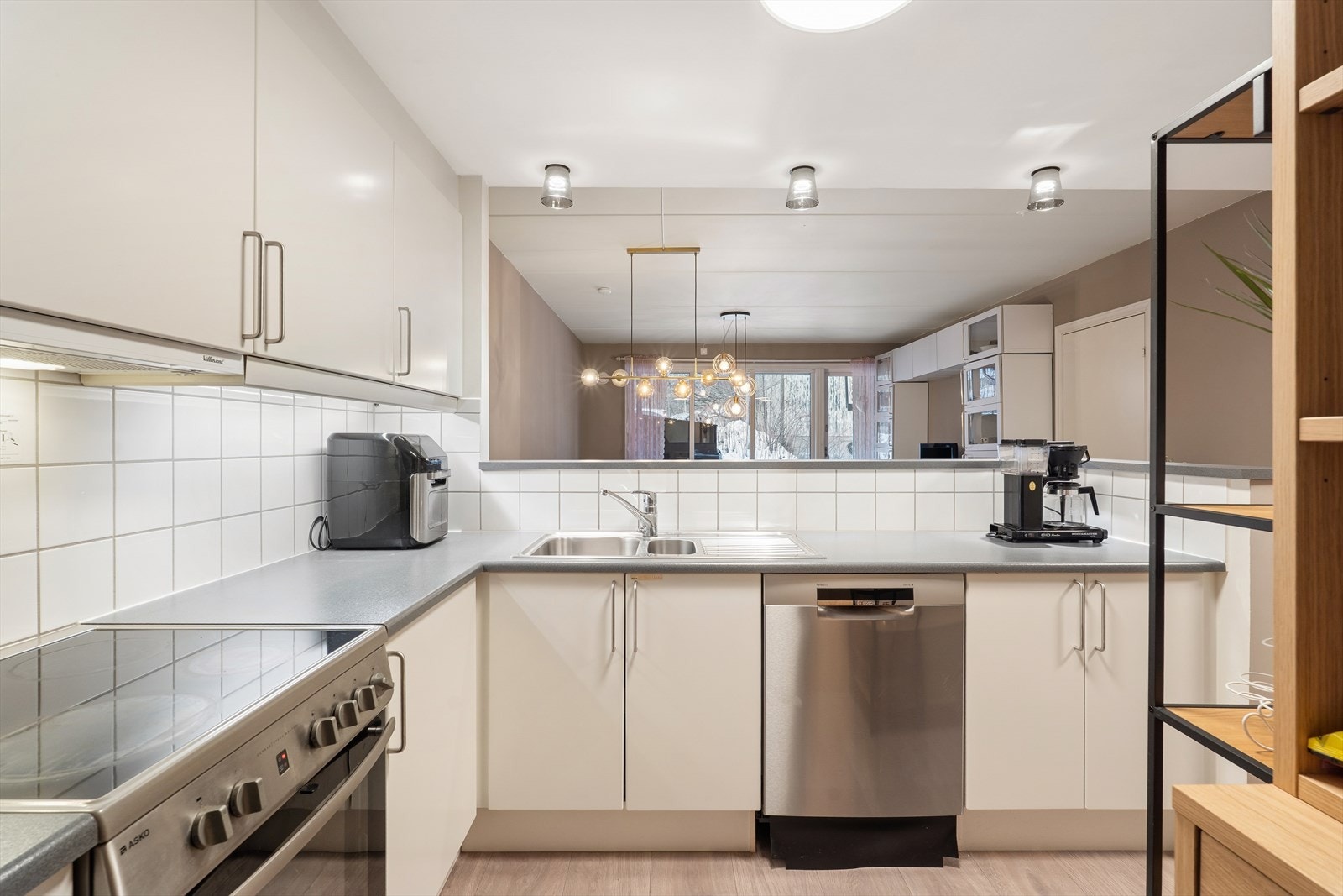 Det er avtrekk via balansert anlegg på kjøkken. Galleribilde