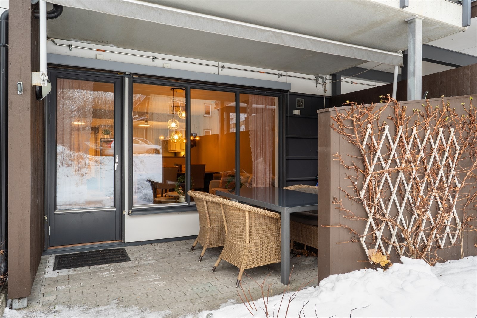 Koselig uteplass med steinheller på ca 11 kvm. Galleribilde