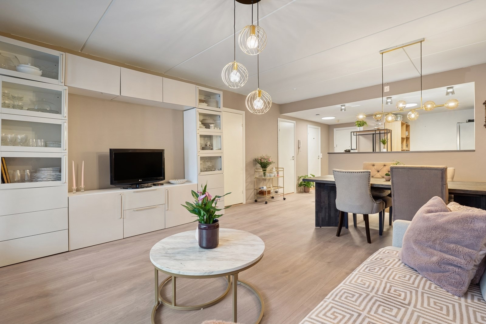 Stuen ligger i åpen løsning med kjøkken. Galleribilde