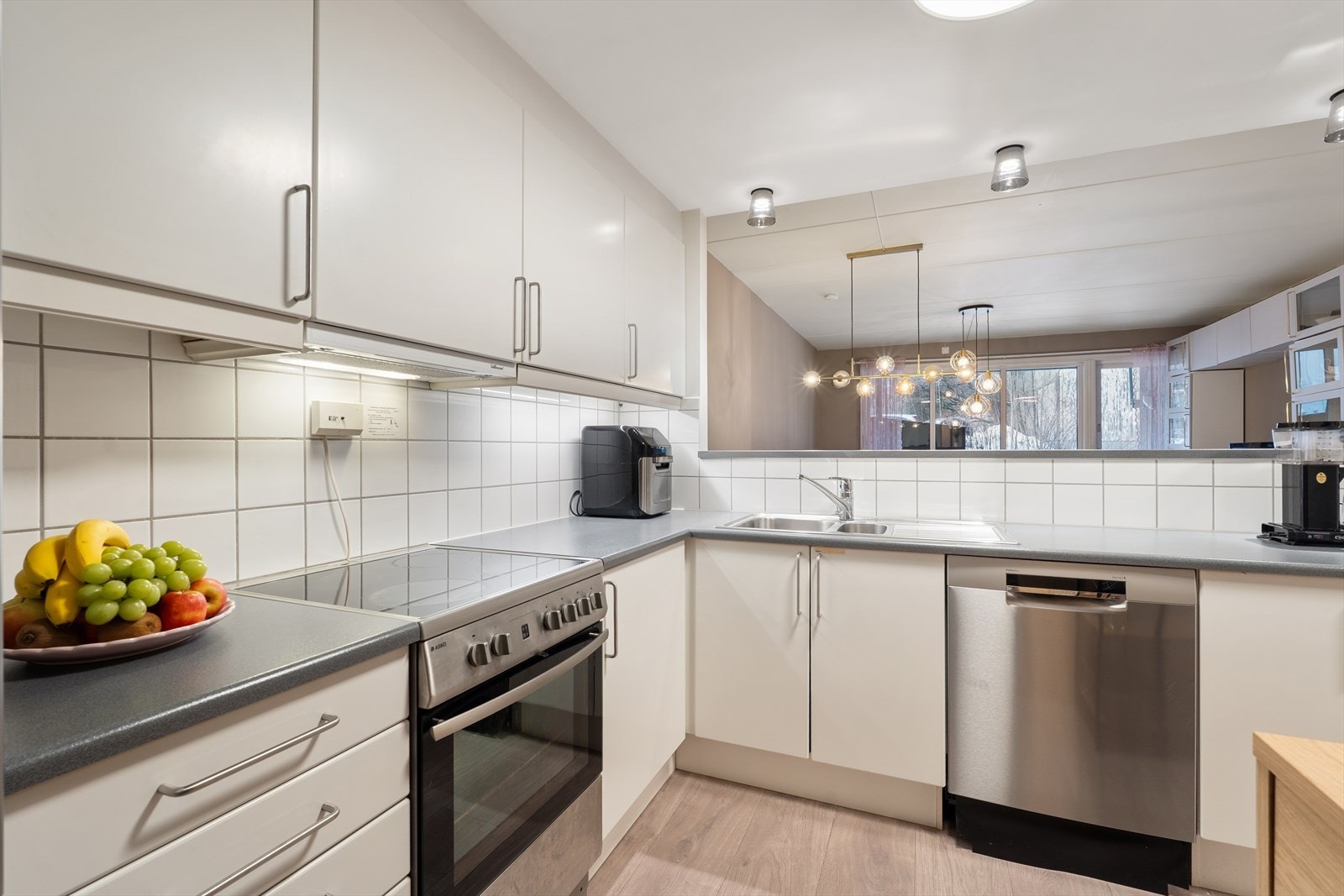 Kjøkkenet har innredning med glatte fronter. Benkeplaten er av laminat. Galleribilde