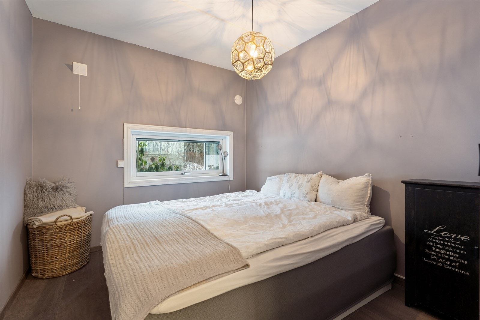 Det er et soverom i boligen. Galleribilde