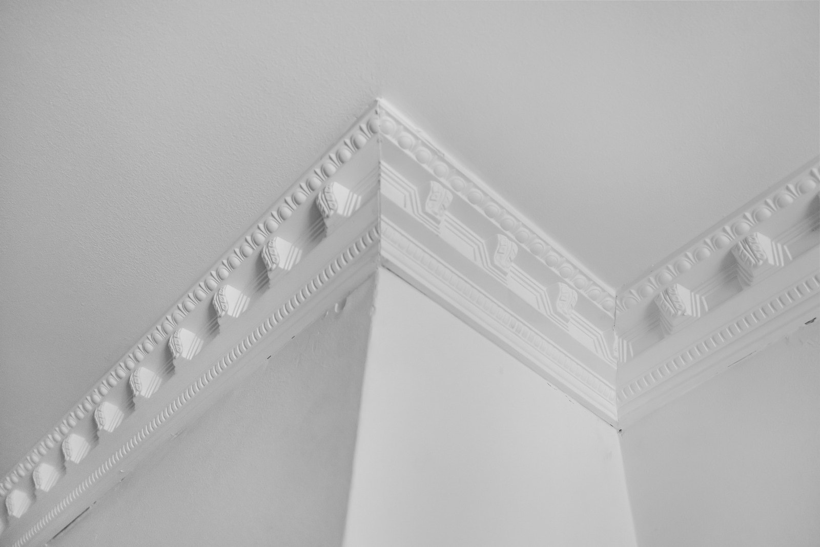 Himlingen i stue har stukkatur og rosett. Galleribilde