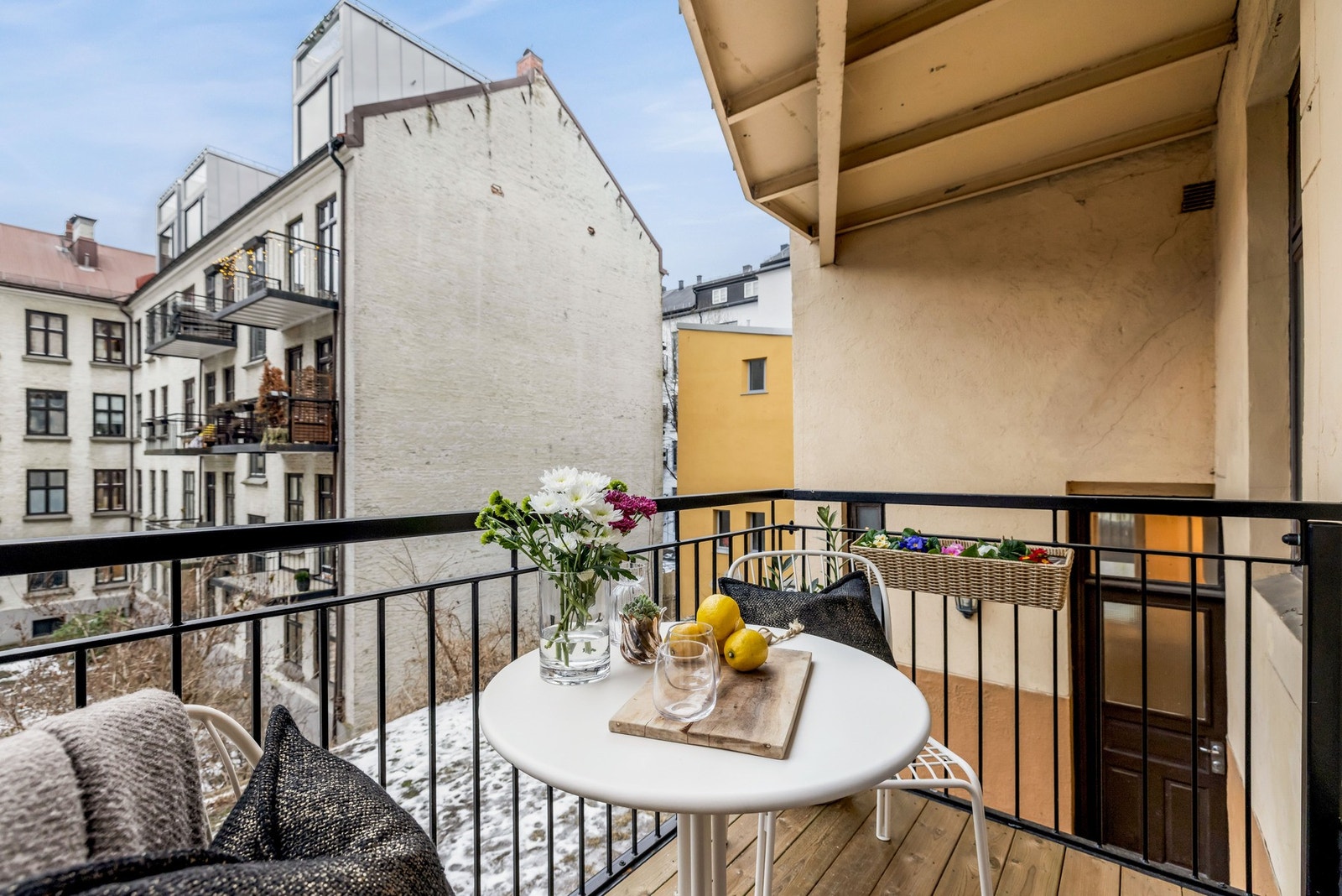 Her er det plass til sittegruppe og balkongen blir en fin forlengelse av boligen på varme sommerdager. Galleribilde