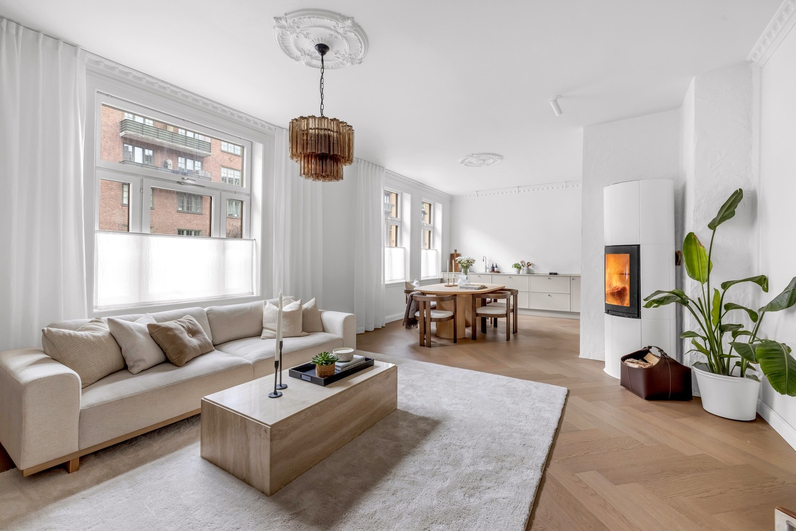 Velkommen til Waldemar Thranes gate 55A. En meget delikat og lys 3-roms total opppusset opp i 2025. Galleribilde