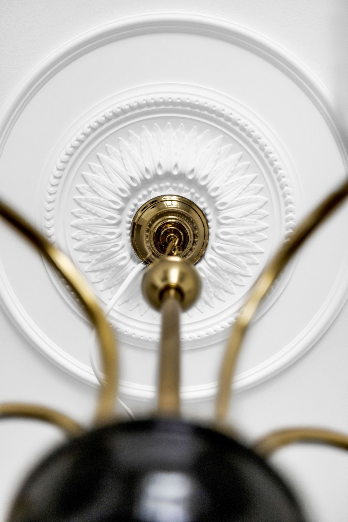 Himlingen i stue har stukkatur og rosett. Galleribilde