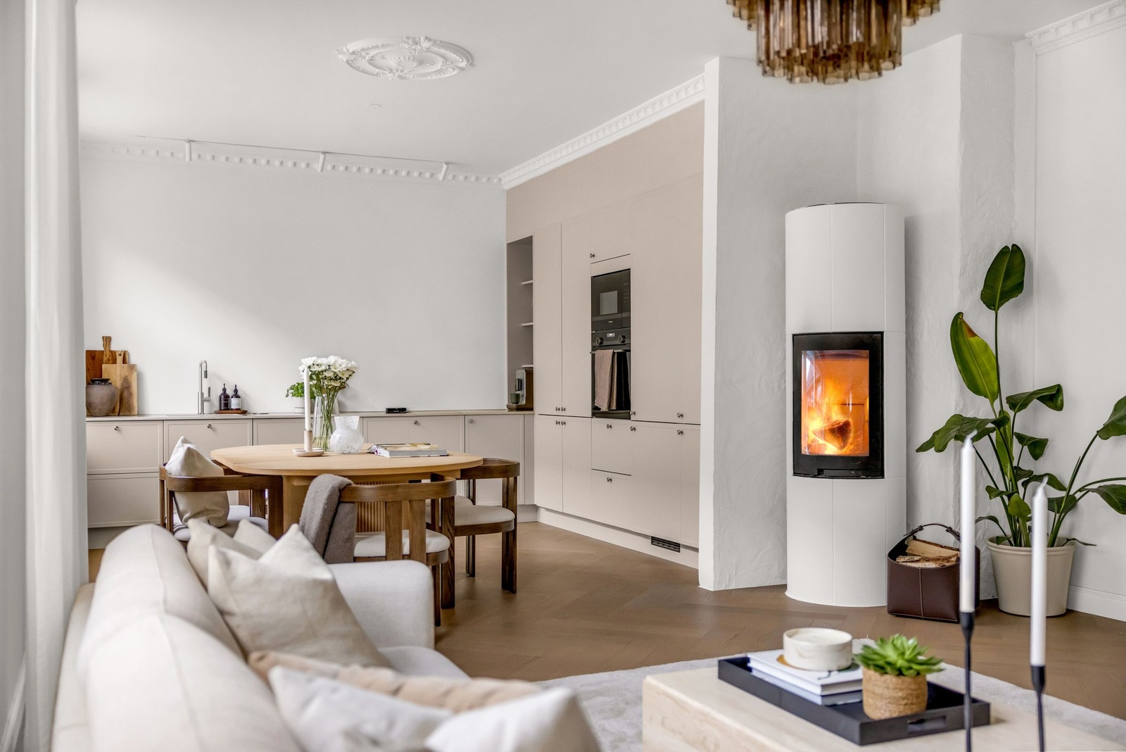 Planløsningen gir fin flyt mellom stuen og kjøkken/spisestue. Galleribilde