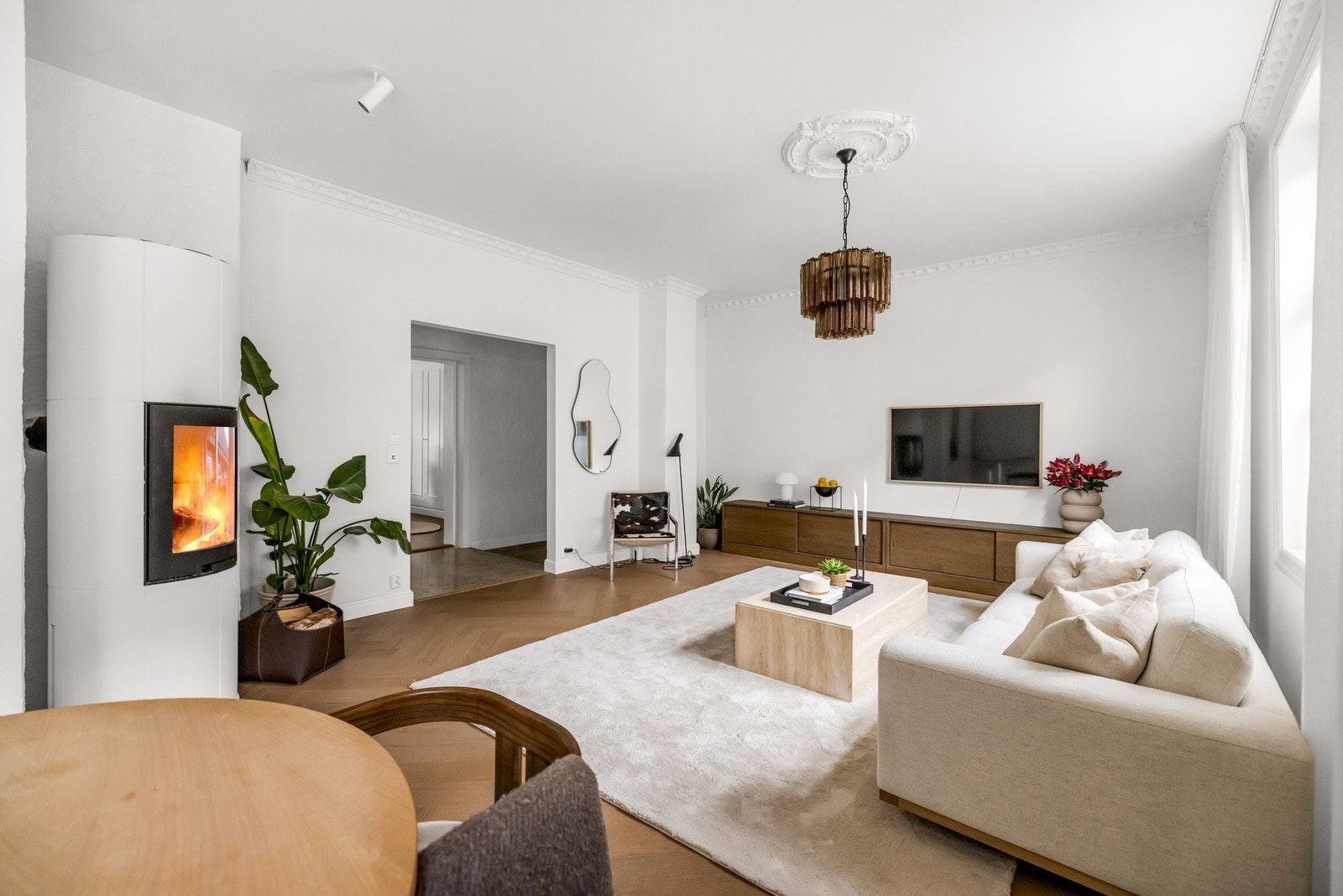 I stuen har du god plass til å møblere med stor sofagruppe og øvrig møblement. Overflater i hele boligen er omfattende oppgradert i 2025. Galleribilde