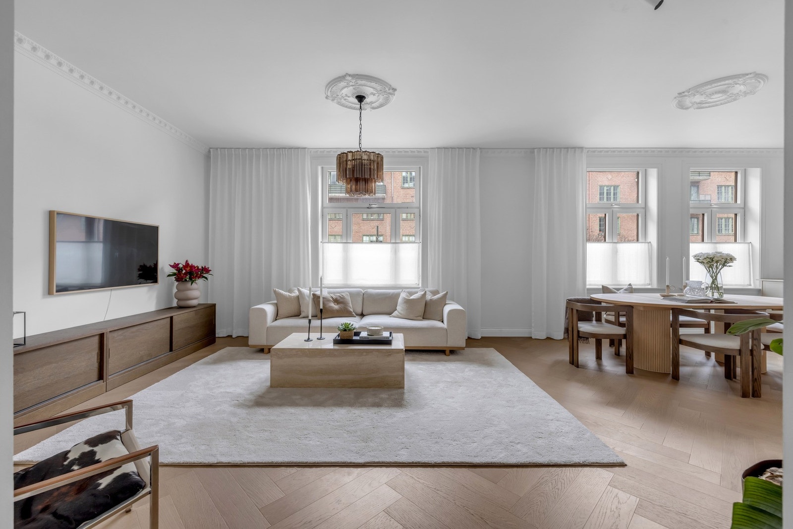 Stuen er et lyst og innbydende rom med generøs takhøyde på 2.85 m og lekker fiskebensparkett fra 2025. Galleribilde