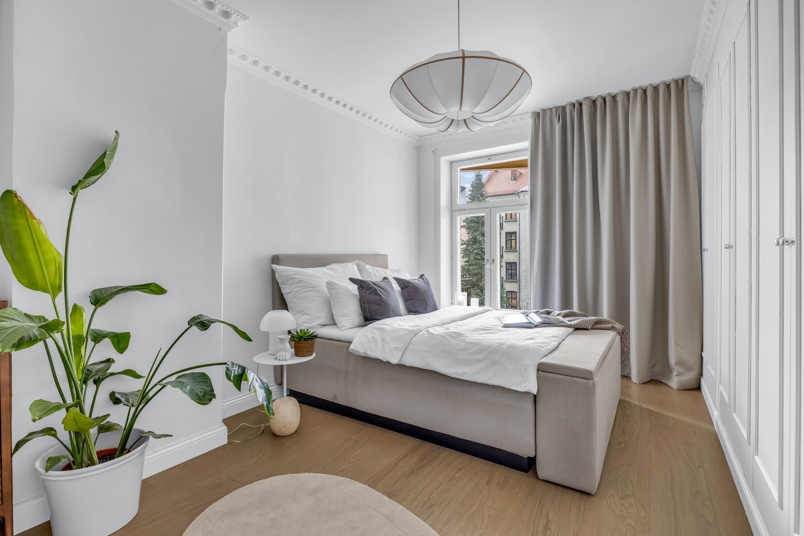 Boligen har totalt to svært romslige soverom, med plass til dobbeltseng og øvrig møblement. Galleribilde