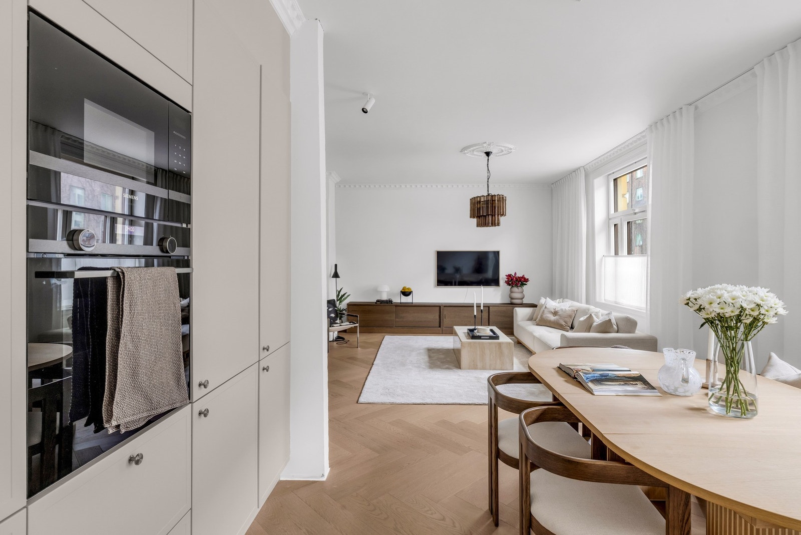 Leiligheten har et lekkert Strai-kjøkken fra 2025. Kjøkkenet har innredning med profilerte fronter og benkeplate av stein. Galleribilde