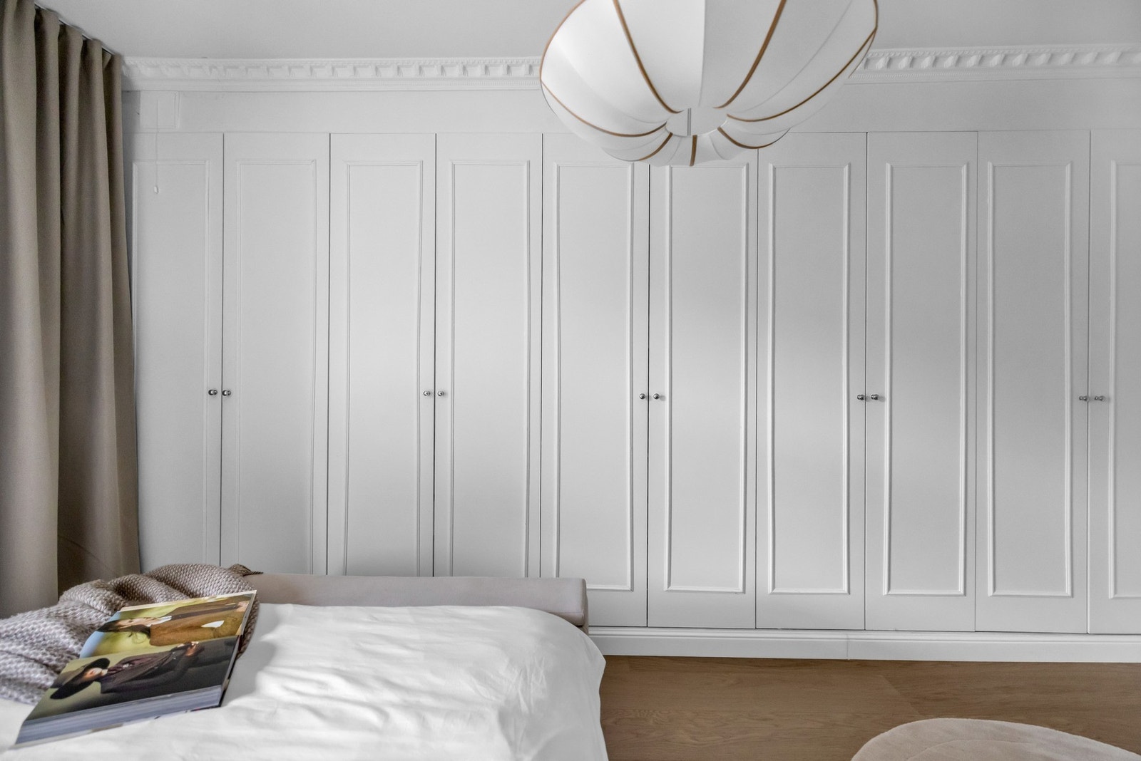 På hovedsoverommet er det montert en romslig, integrert garderobeløsning. Galleribilde