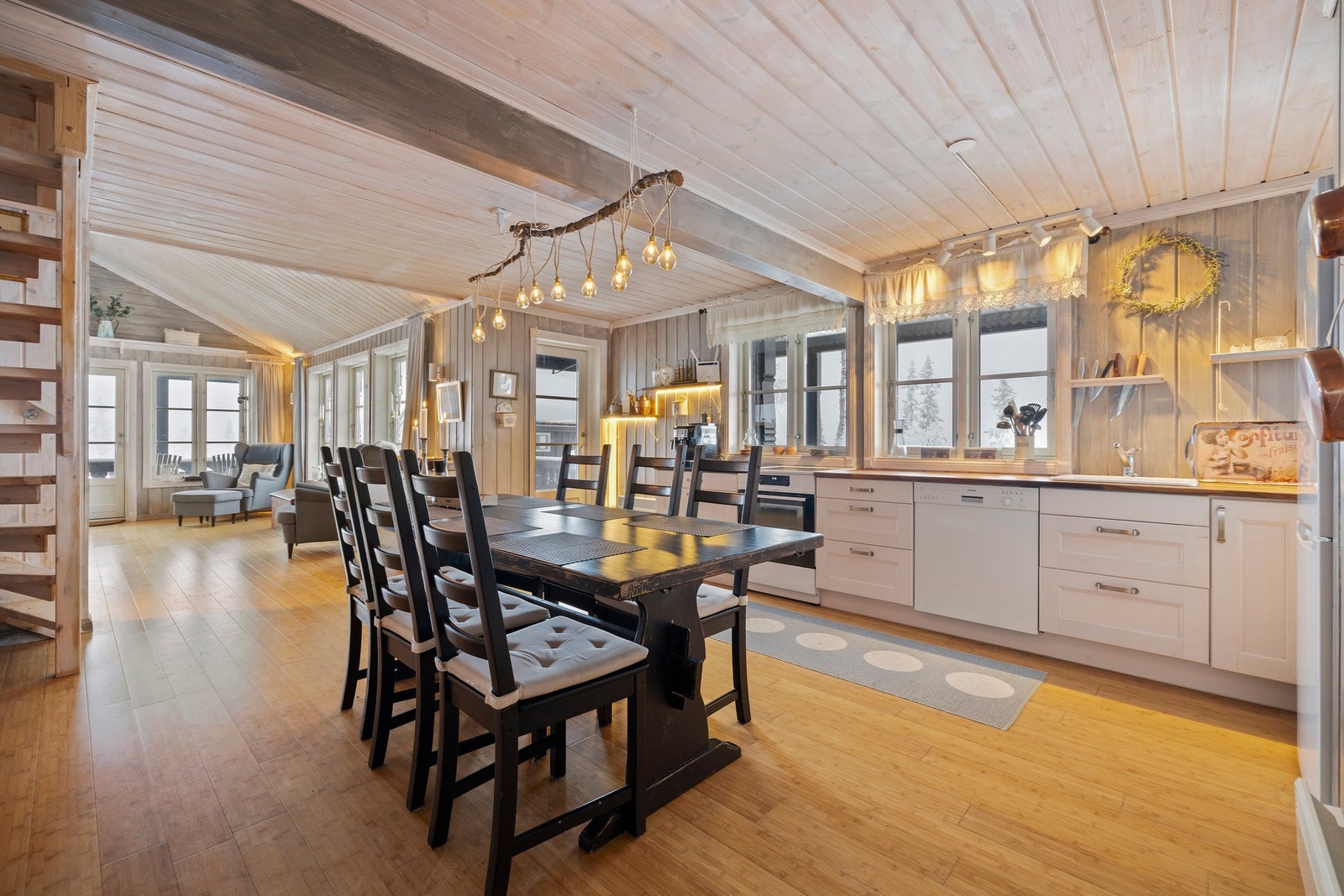 Flott spisekjøkken med god plass til langbord Galleribilde