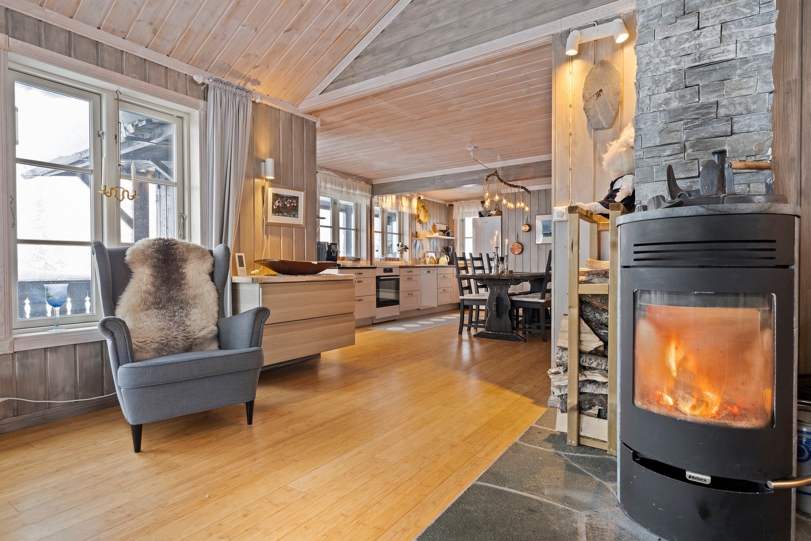 Det er peis i rommet, samt enkel adkomst ut til den store terrassen Galleribilde