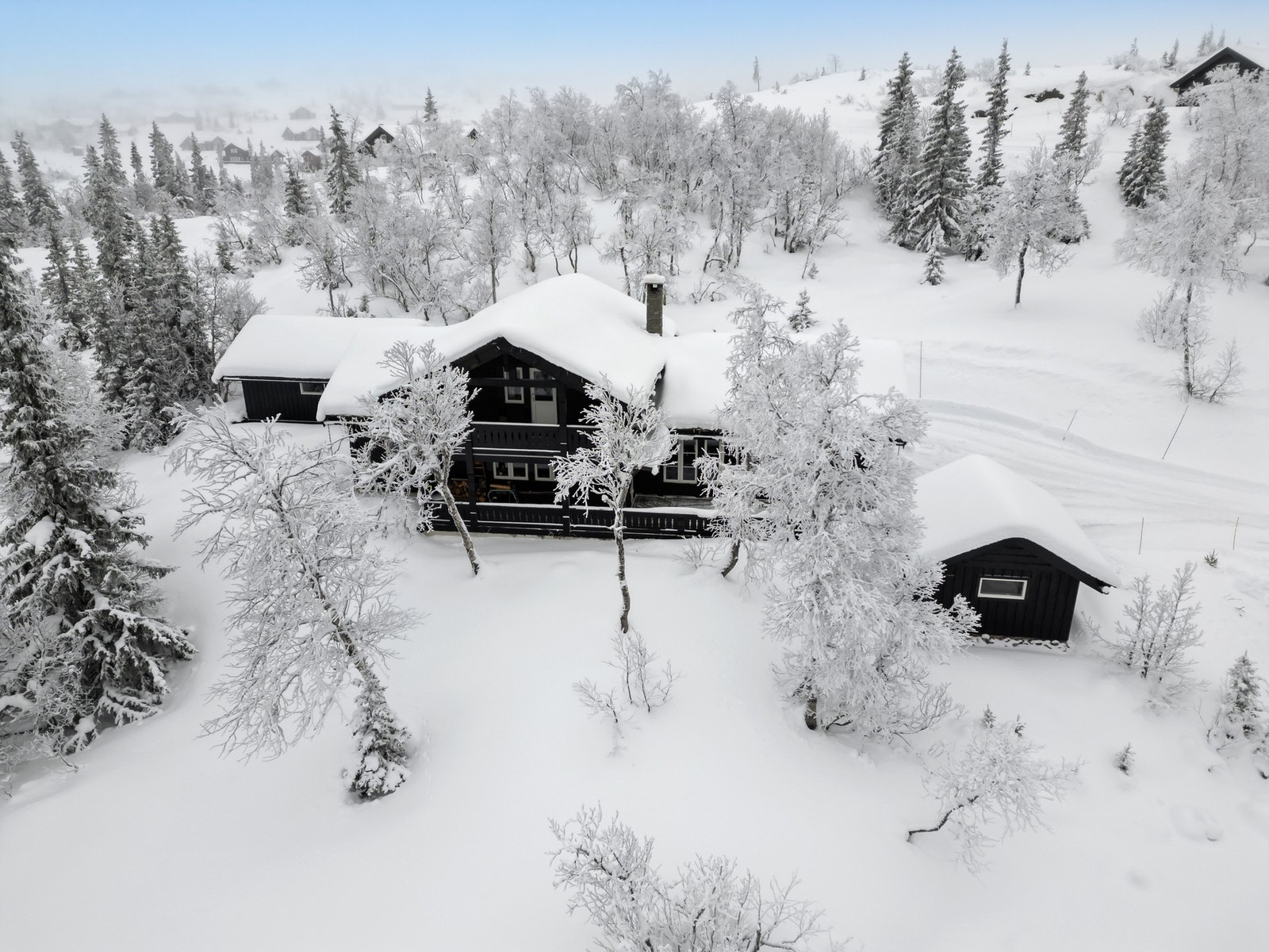 Dette er en flott, innbydende hytte fra 2010 beliggende på stor, usjenert tomt Galleribilde