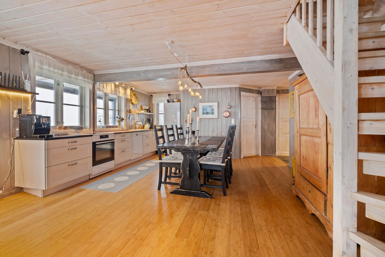 jøkkeninnredningen har profilerte lakkerte fronter, heltre benkeplate, en del med stein og nedfelt kum i porselen Galleribilde