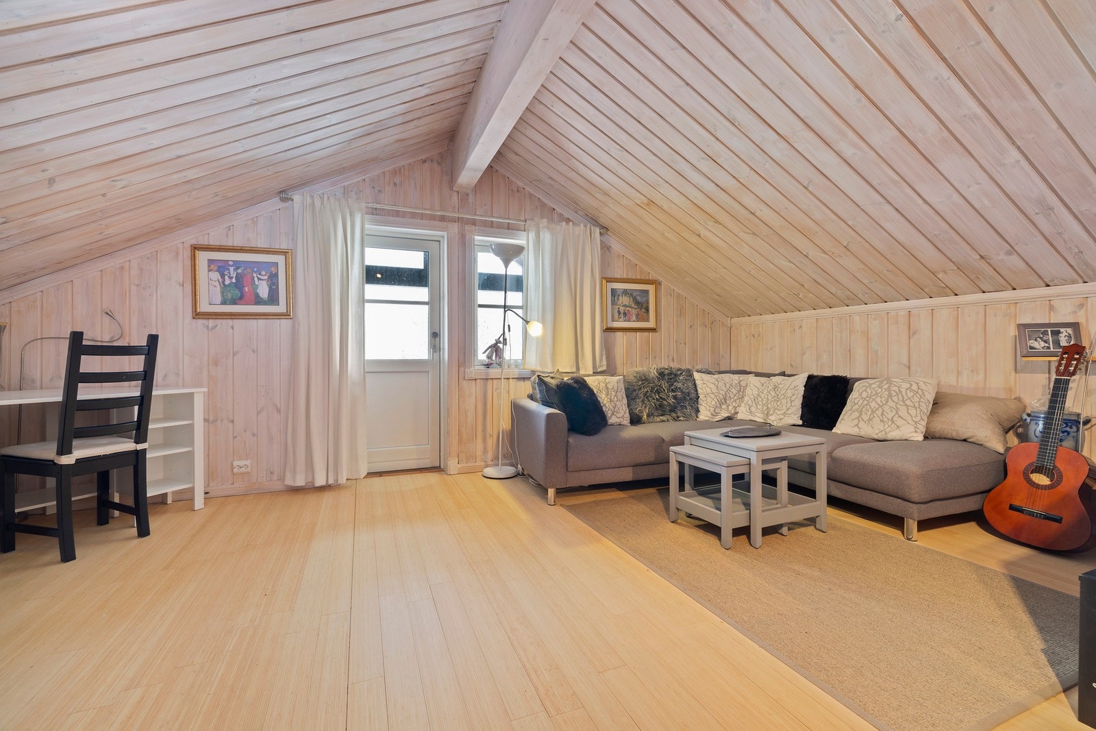 Koselig loftstue eller lekestue - alt etter behov. Rommet har adkomst til balkong med usjenert utsyn Galleribilde