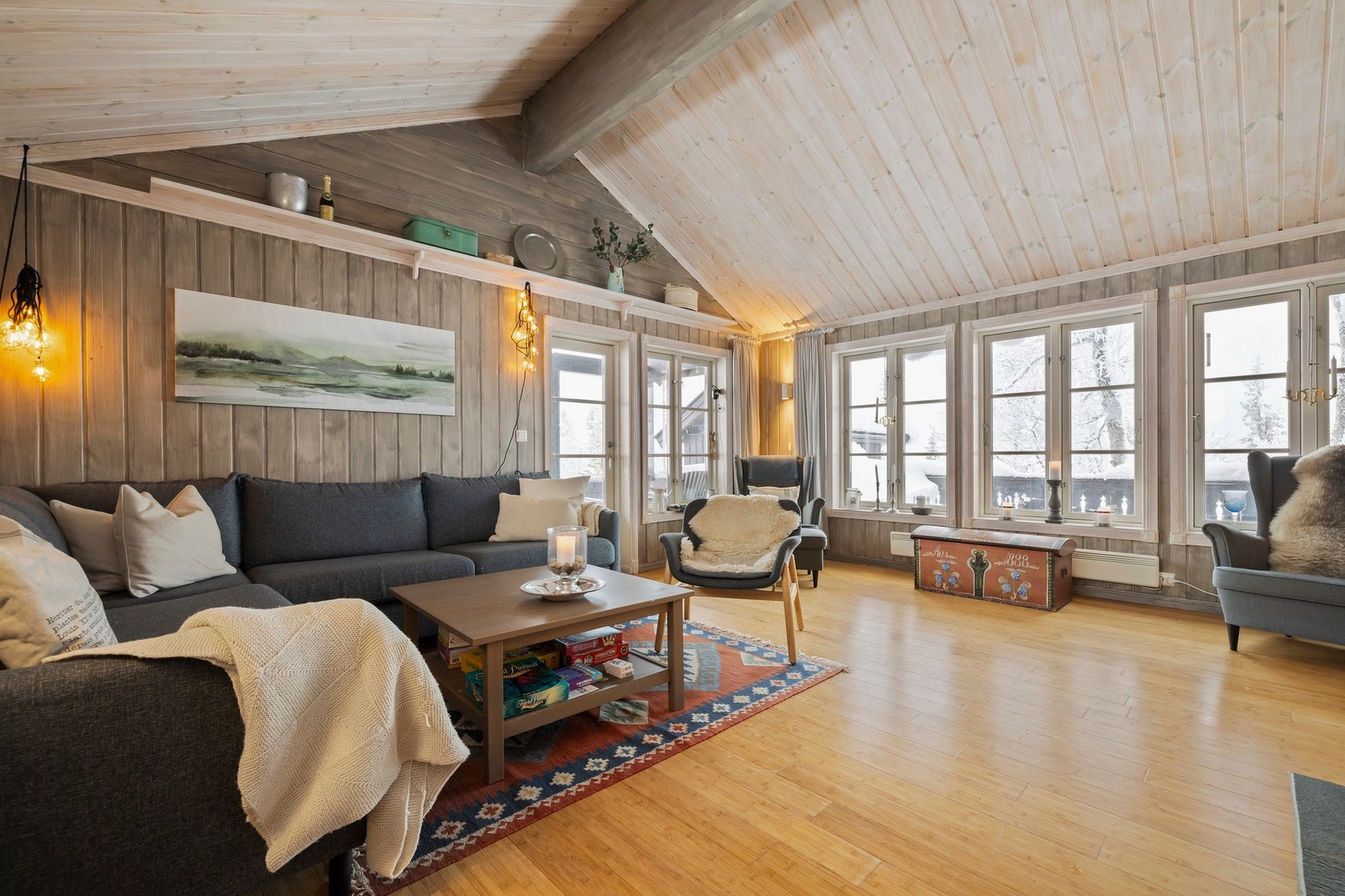yggelig og romslig stue med store vindusflater og fint utsyn Galleribilde