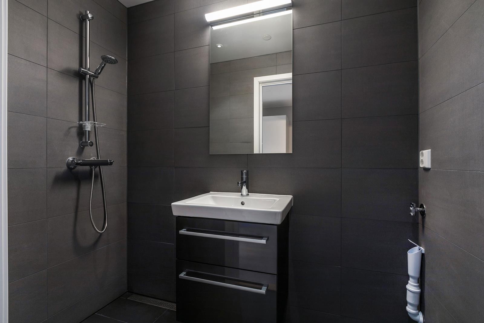 Pent flislagt bad med opplegg for vaskemaskin og varmekabel i gulv Galleribilde