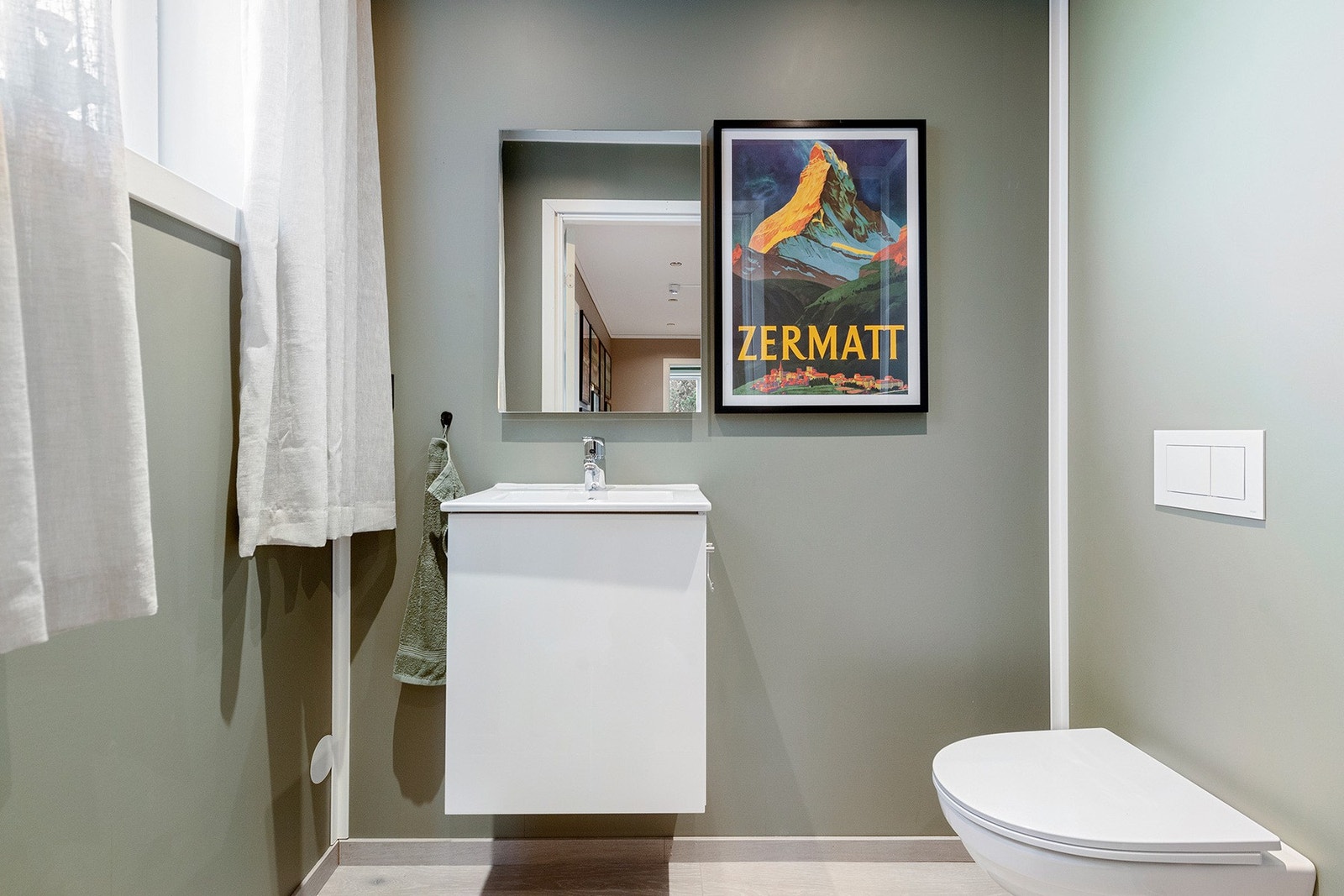 Leiligheten har også eget praktisk toalettrom. Galleribilde