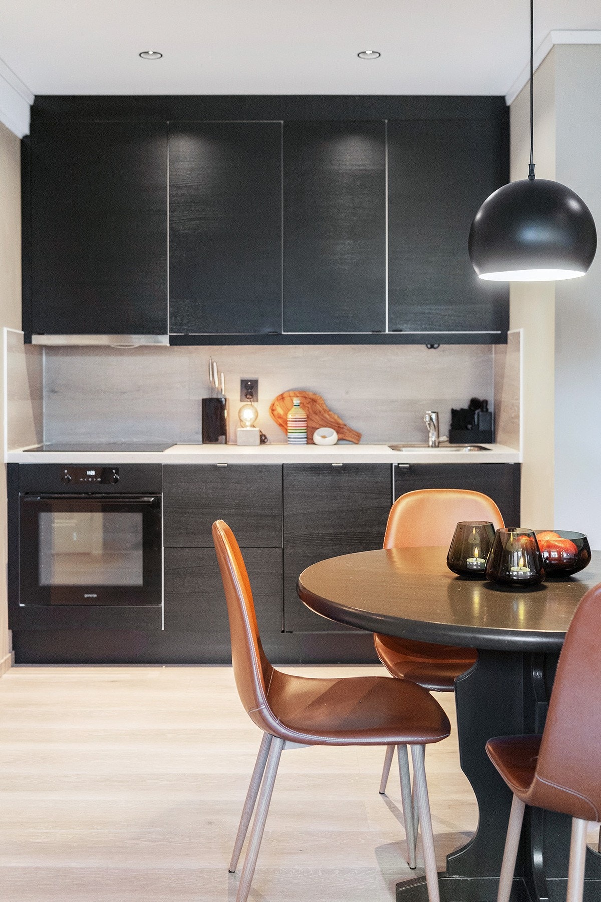 Kjøkkenet har et moderne utrykk med glatte fronter og benkeplate av laminat. Galleribilde