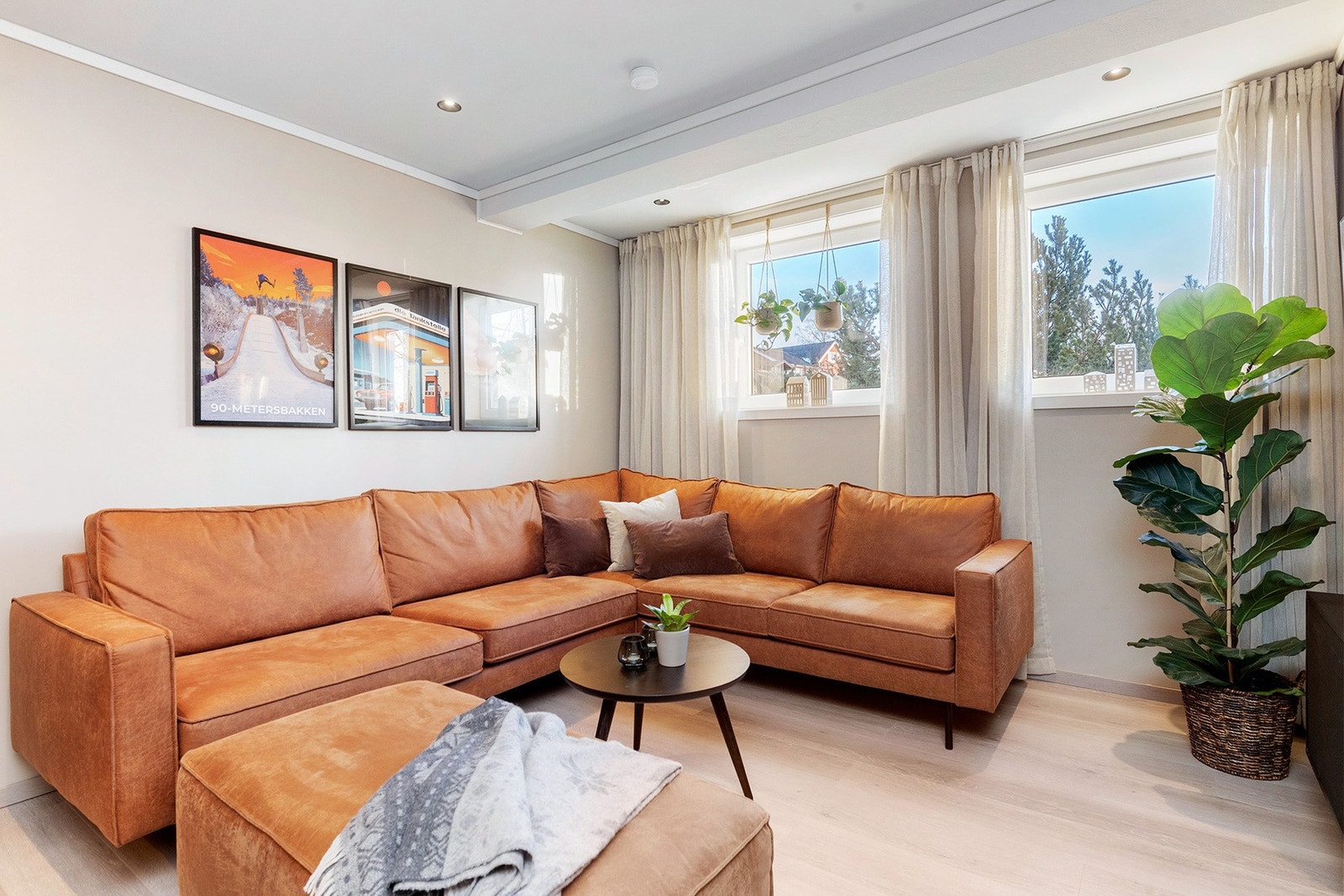 Stuen har lyse overflater med downlights i himling. Galleribilde