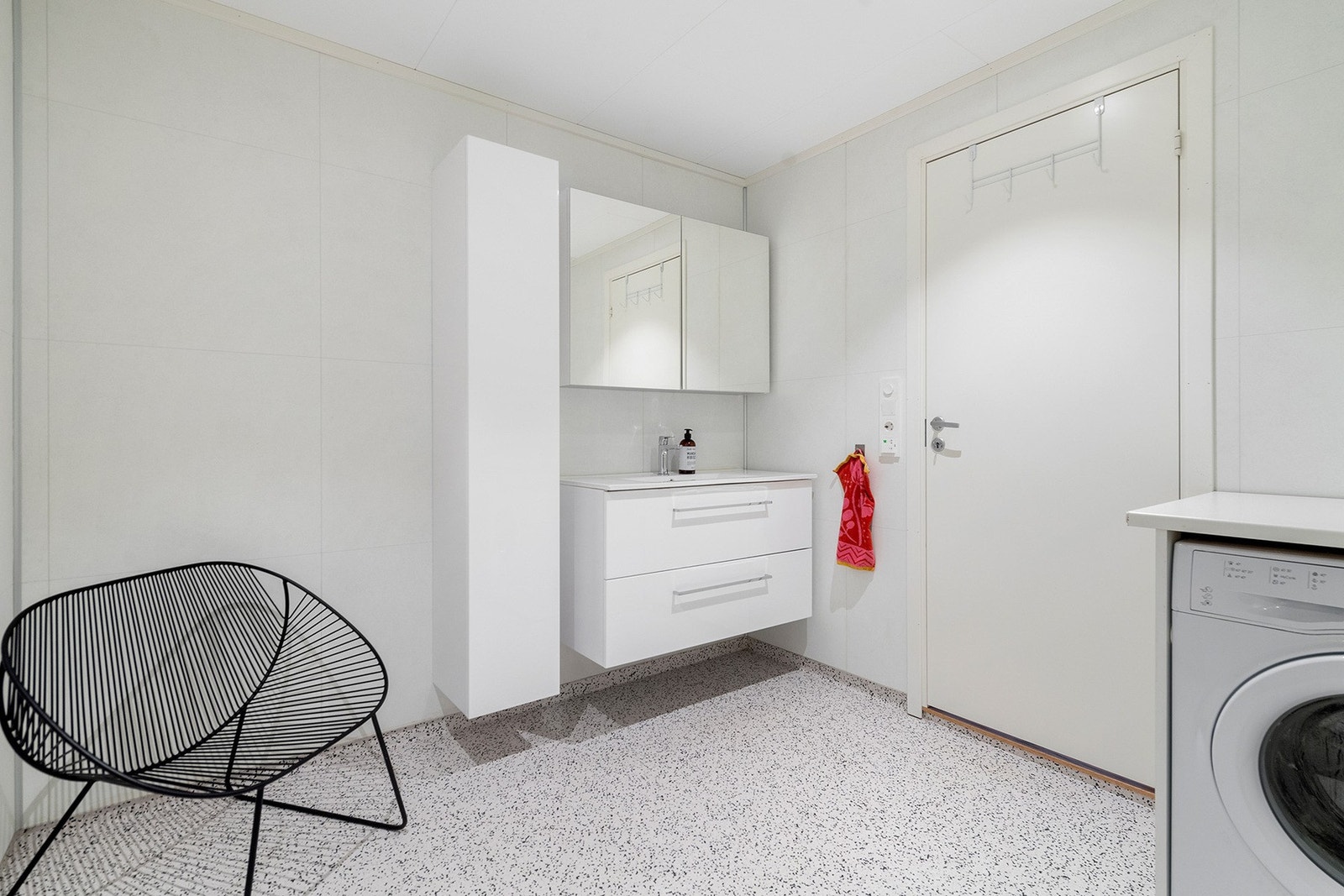 Badet er romslig og har gode møblerings- og oppbevaringsmuligheter. Galleribilde