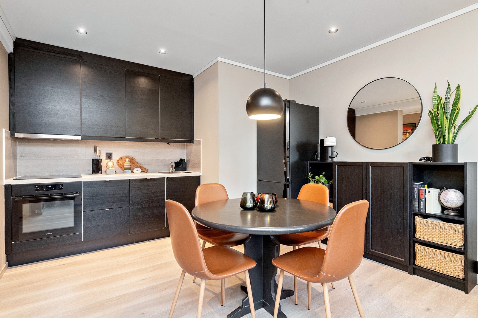 Kjøkkenet er tilknyttet stue med en koselig frokostplass. Galleribilde