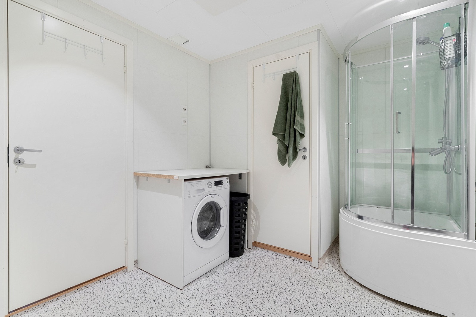 Bad/vaskerom ble renovert i 2022. Det er belegg på gulv med varmekabler og eget rom for å skjule varmtvannstank. Galleribilde