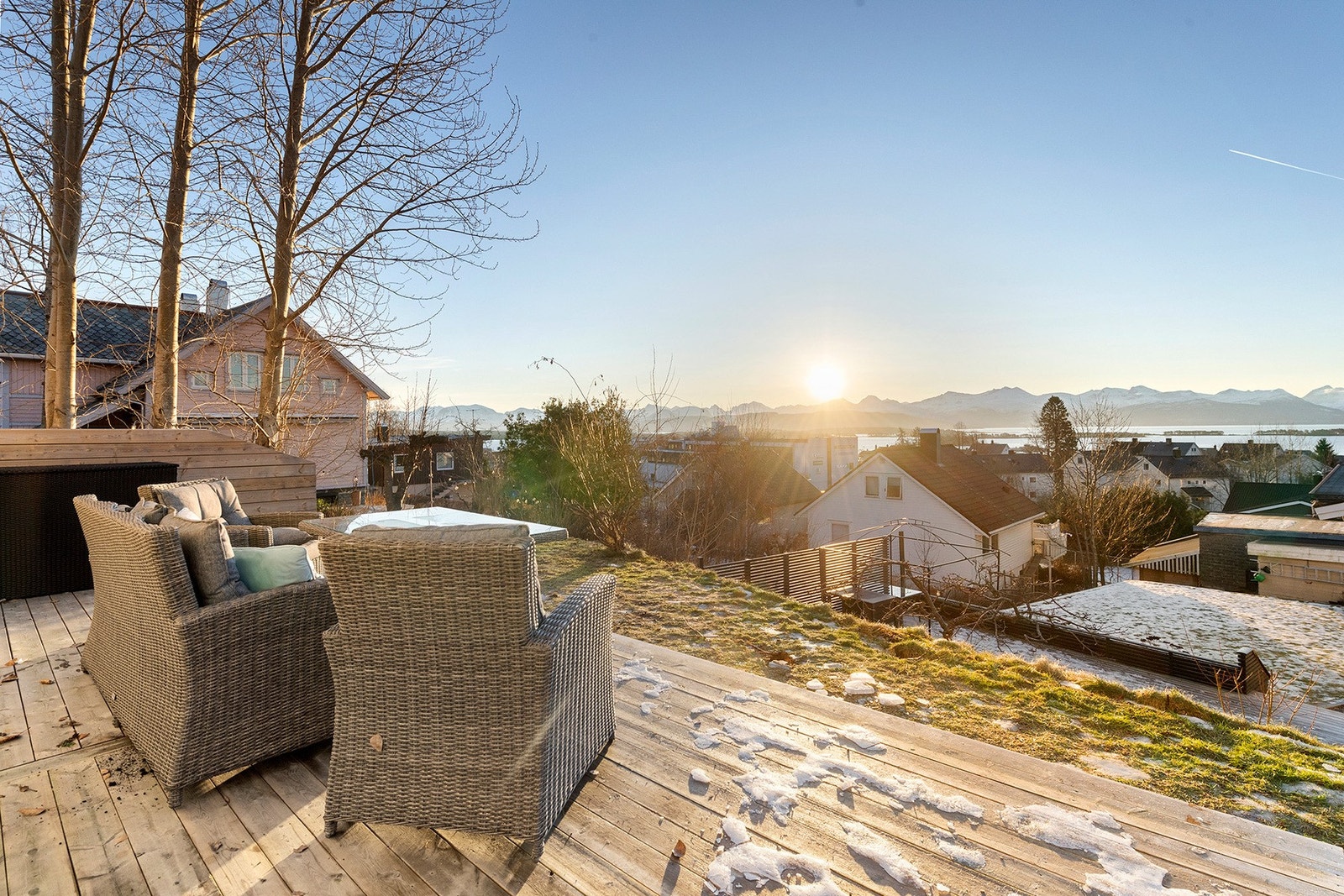Felles terrasse på sørsiden med nydelig utsikt. Galleribilde