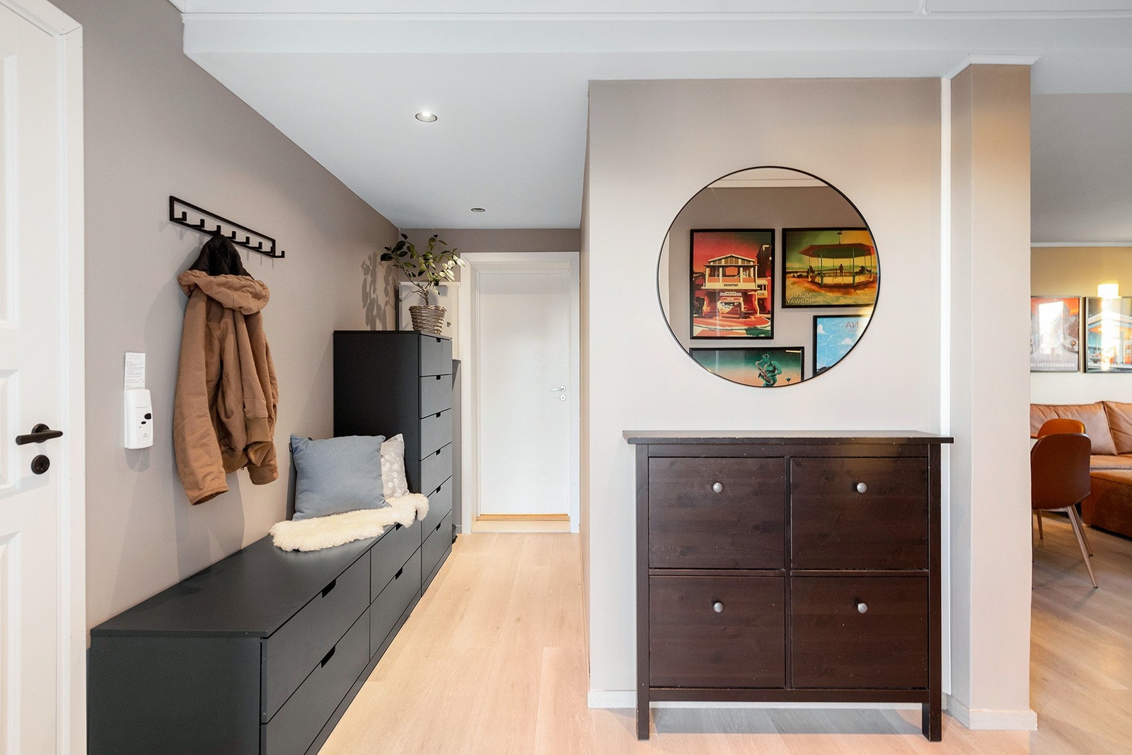 Romslig gang med gode oppbevaringsmuligheter. Galleribilde