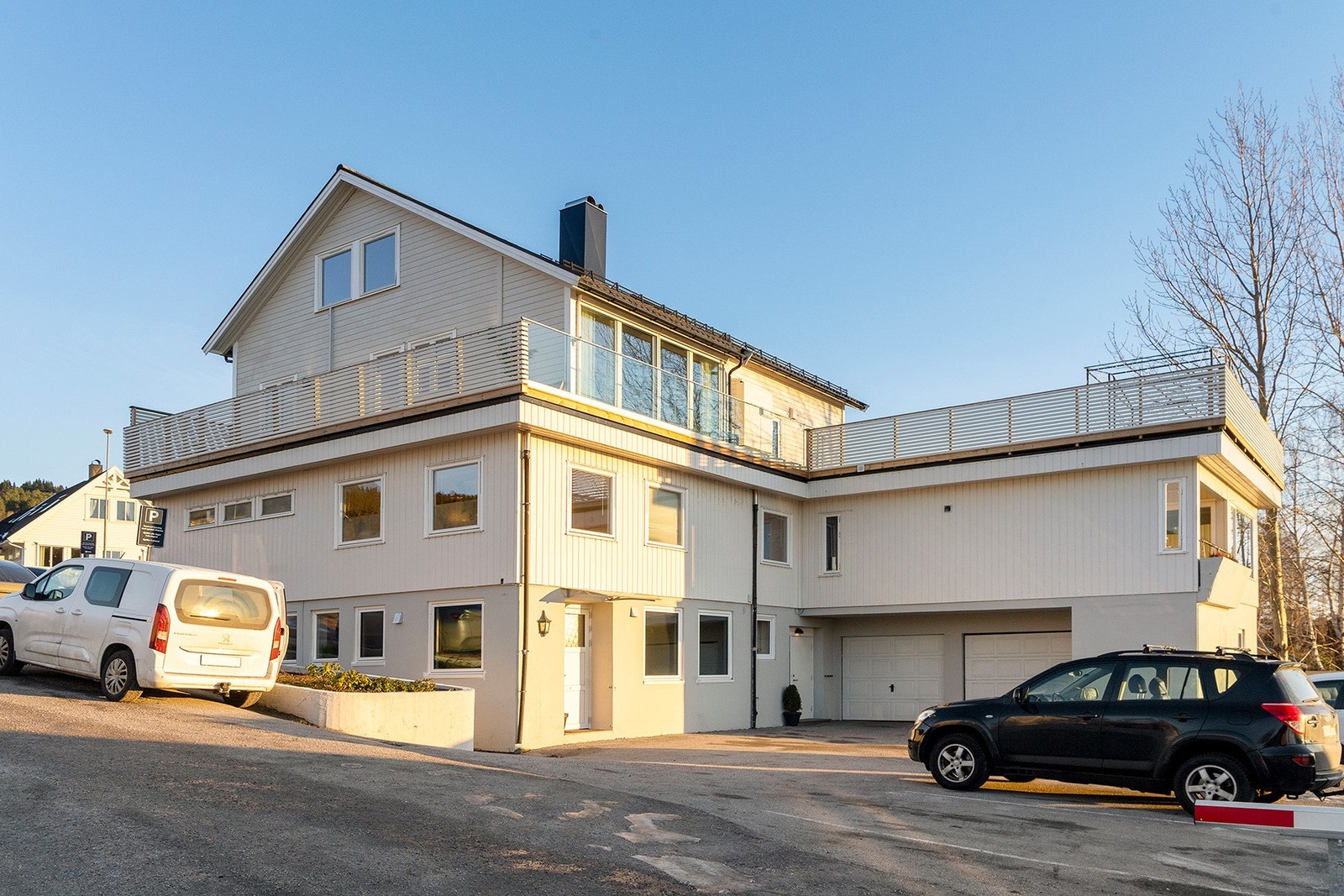 Fasade. Det er en tilhørende parkeringsplass som medfølger leiligheten. Galleribilde