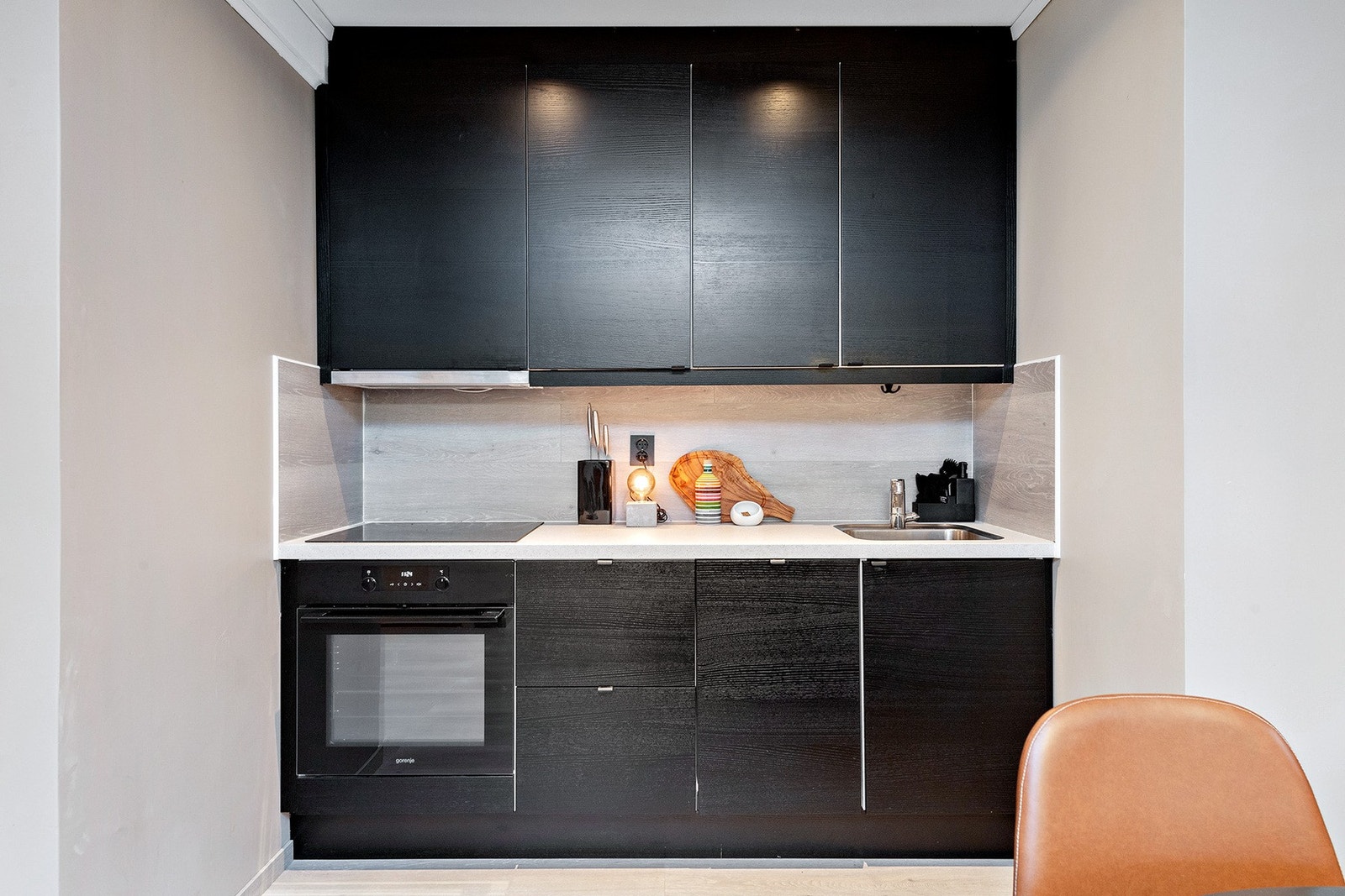 Det er integrerte hvitevarer som stekeovn, induksjonstopp, oppvaskmaskin og frittstående kjøleskap. Galleribilde