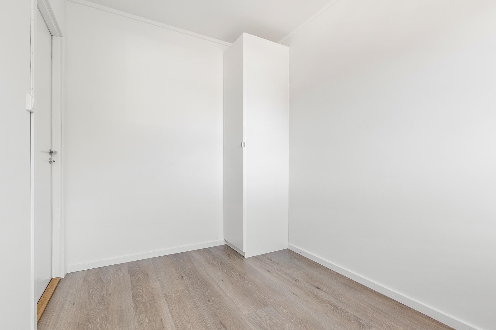 Soverom med garderobe Galleribilde