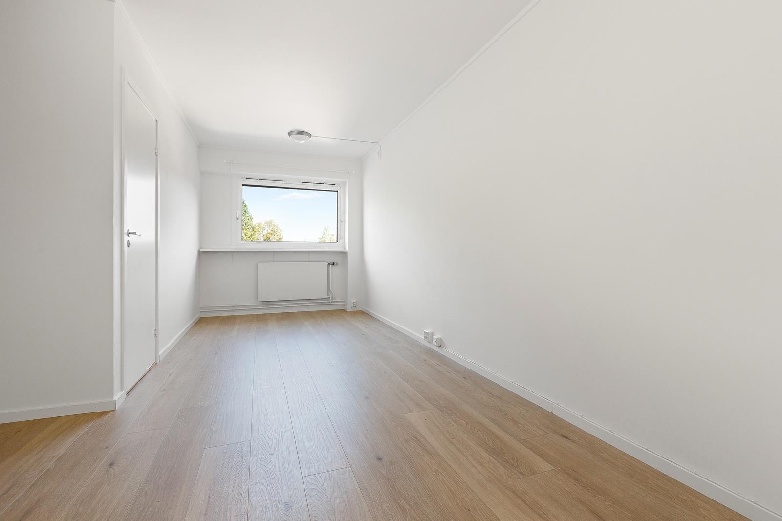 Stue som er enkel å møblere med sofa og spisegruppe Galleribilde