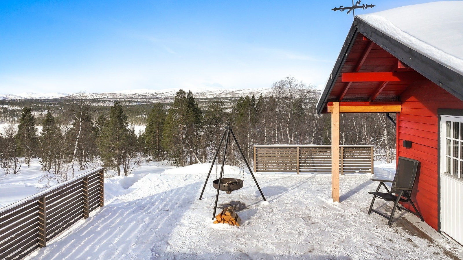 Hytten har en romslig terrasse som er bygget i 2023 Galleribilde