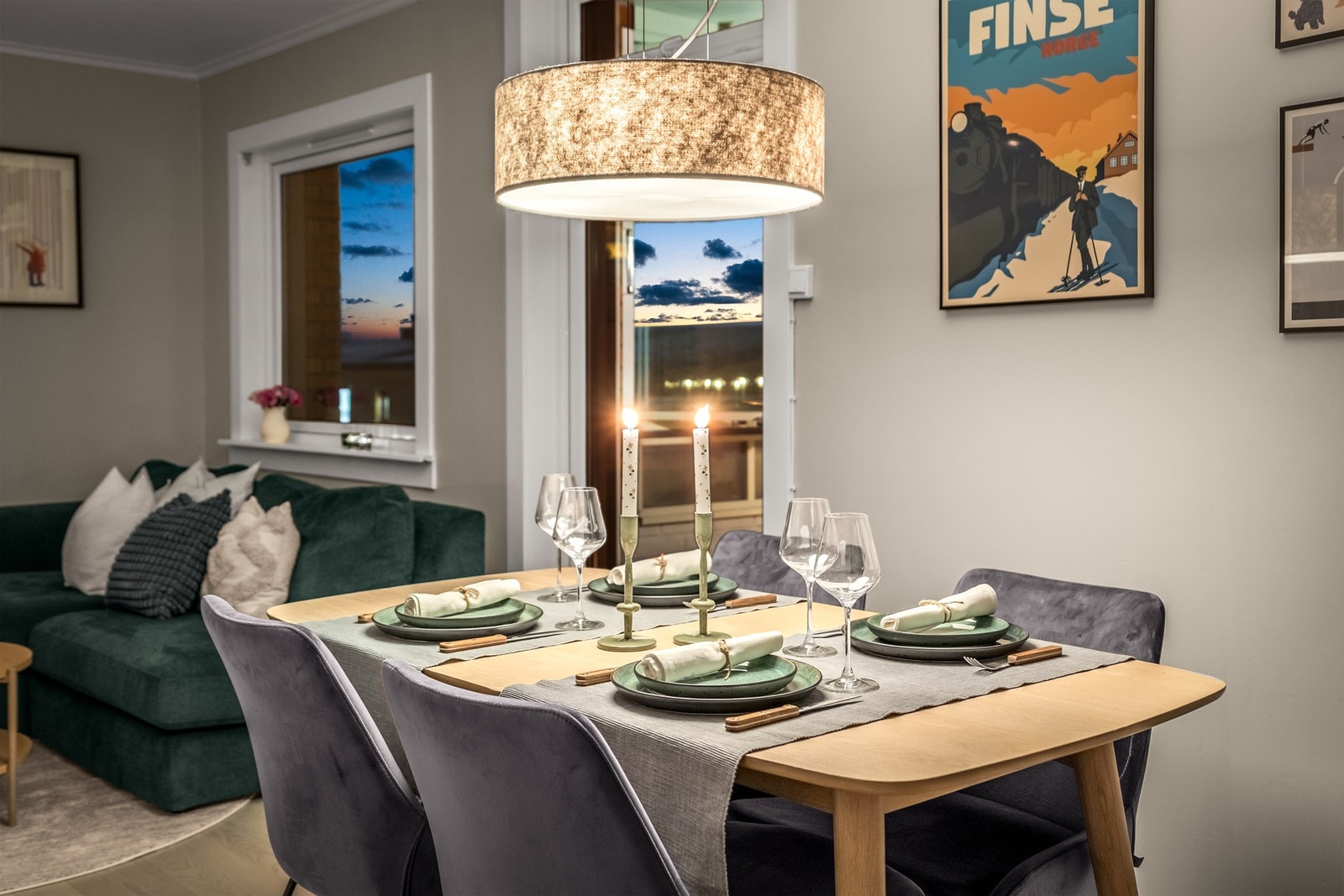 Stue/kjøkken-rommet har godt med plass til naturlige møbleringssoner Galleribilde