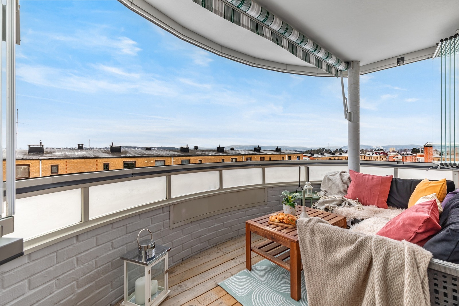 I 2022 ble balkongen innglasset som enkelt kan skyves til side også Galleribilde