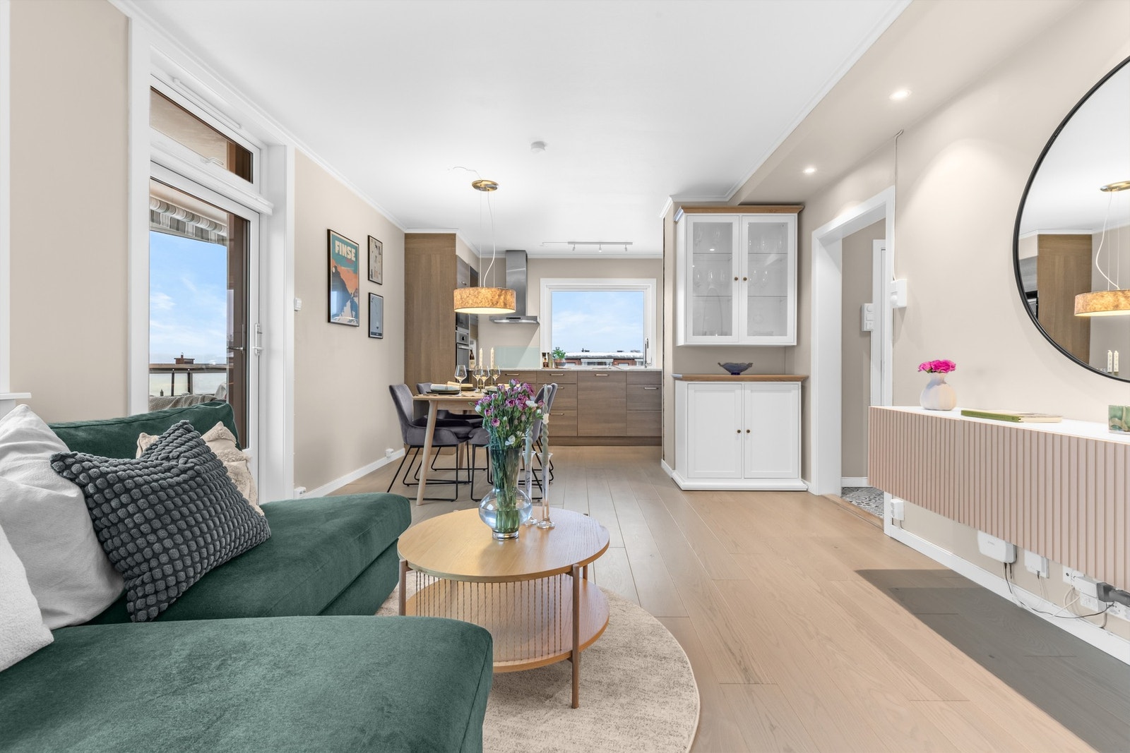 Stuen er romslig med store vindusflater og lyse overflater Galleribilde