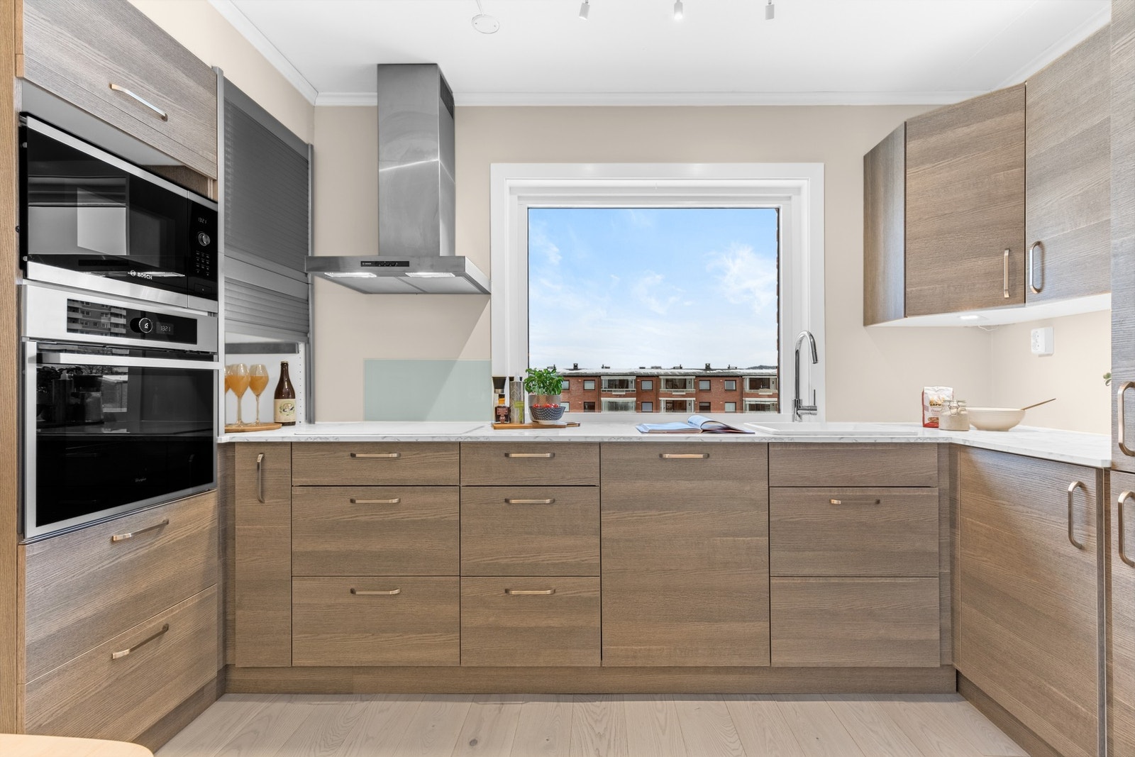 Kjøkkenet er utstyrt med integrert induksjonsplatetopp, stekevon, mikrobølgeovn, oppvaskmaskin og kjøle/fryseskap Galleribilde