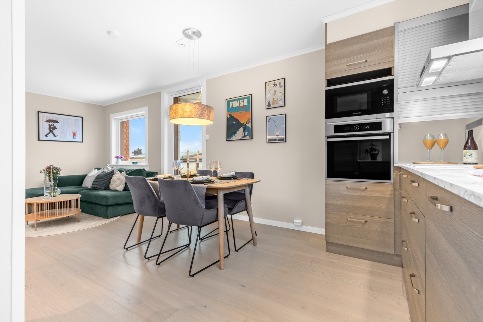 Fra stuen er det utgang til den overbygde balkongen Galleribilde