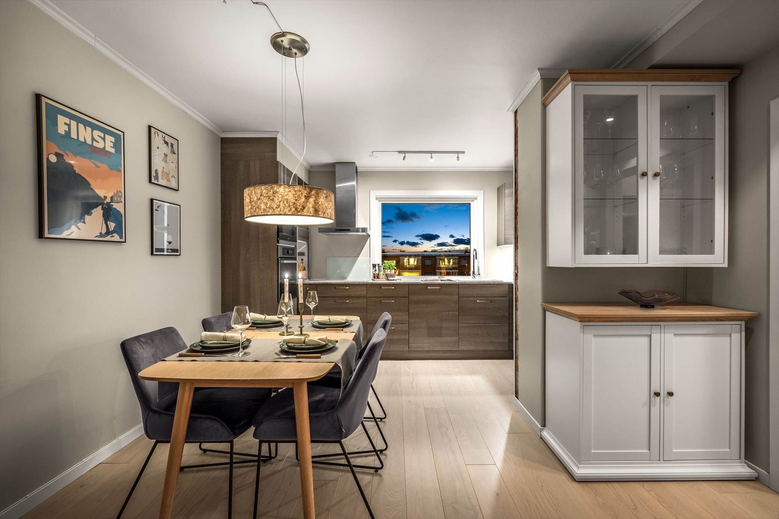 Kjøkkenet var nytt i 2017 fra KVIK. Ekstra oppbevaringsplass finnes også. Galleribilde