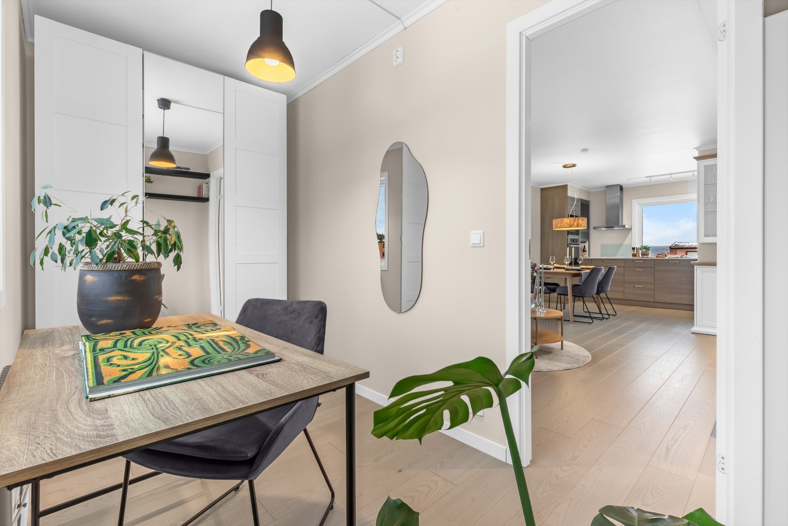 Soverommet ved stuen har plass til garderobe, seng m.m. Galleribilde