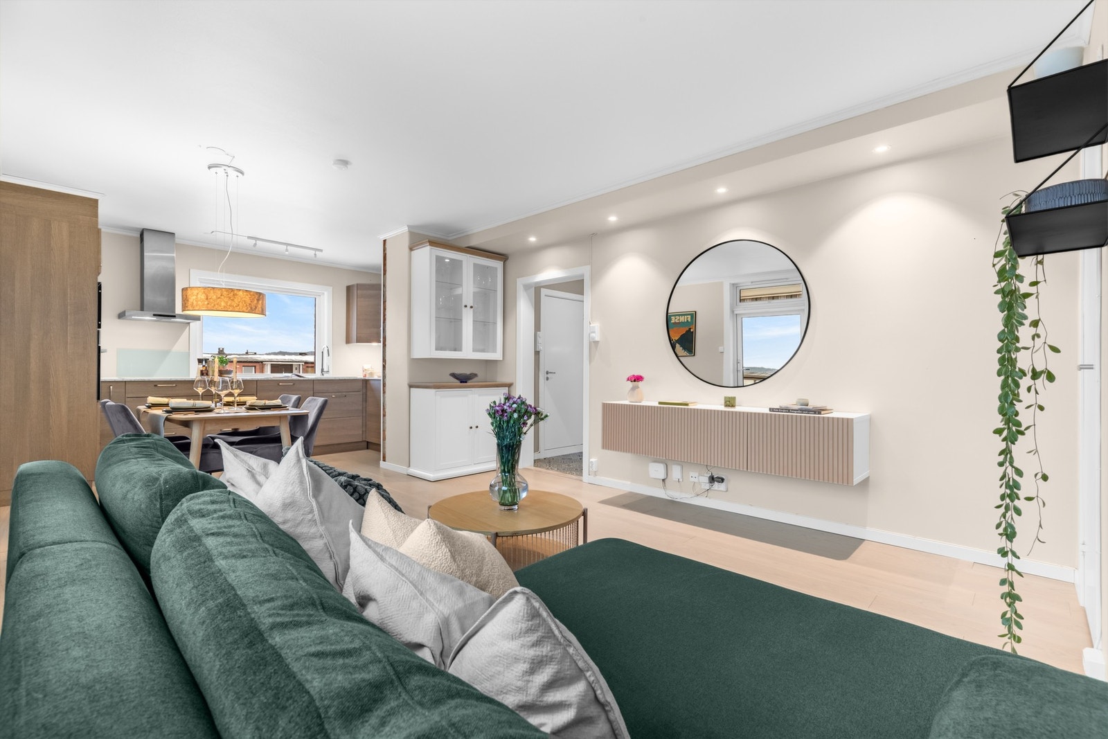 Det er downlights i tak og glatte, malte overflater Galleribilde