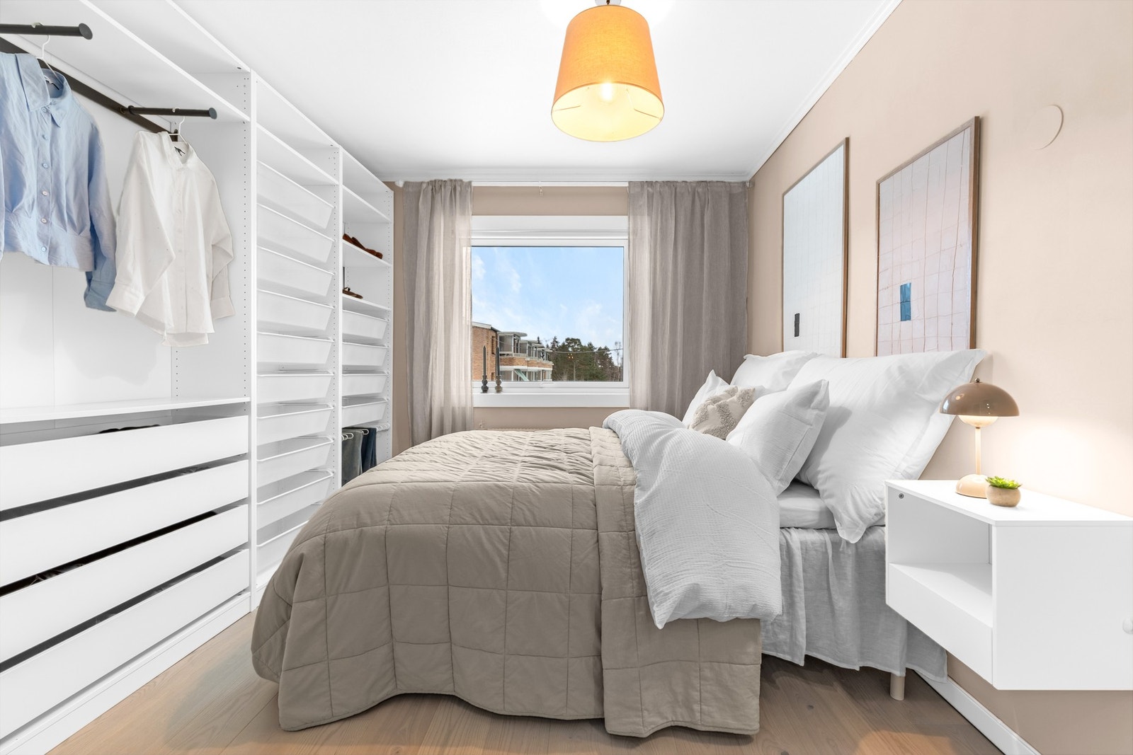 Hovedsoverommet er romslig og innbydende med plass til stor seng og nattbord m.m. Galleribilde