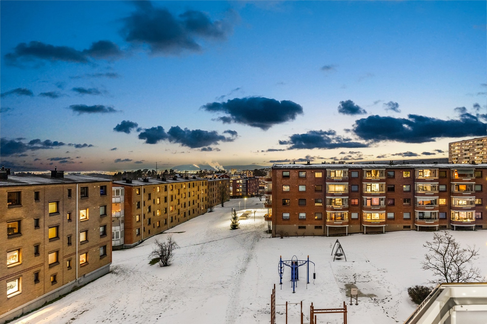 Et stort vindu på kjøkkenet gir hyggelig utsyn over fellesområdene. Galleribilde